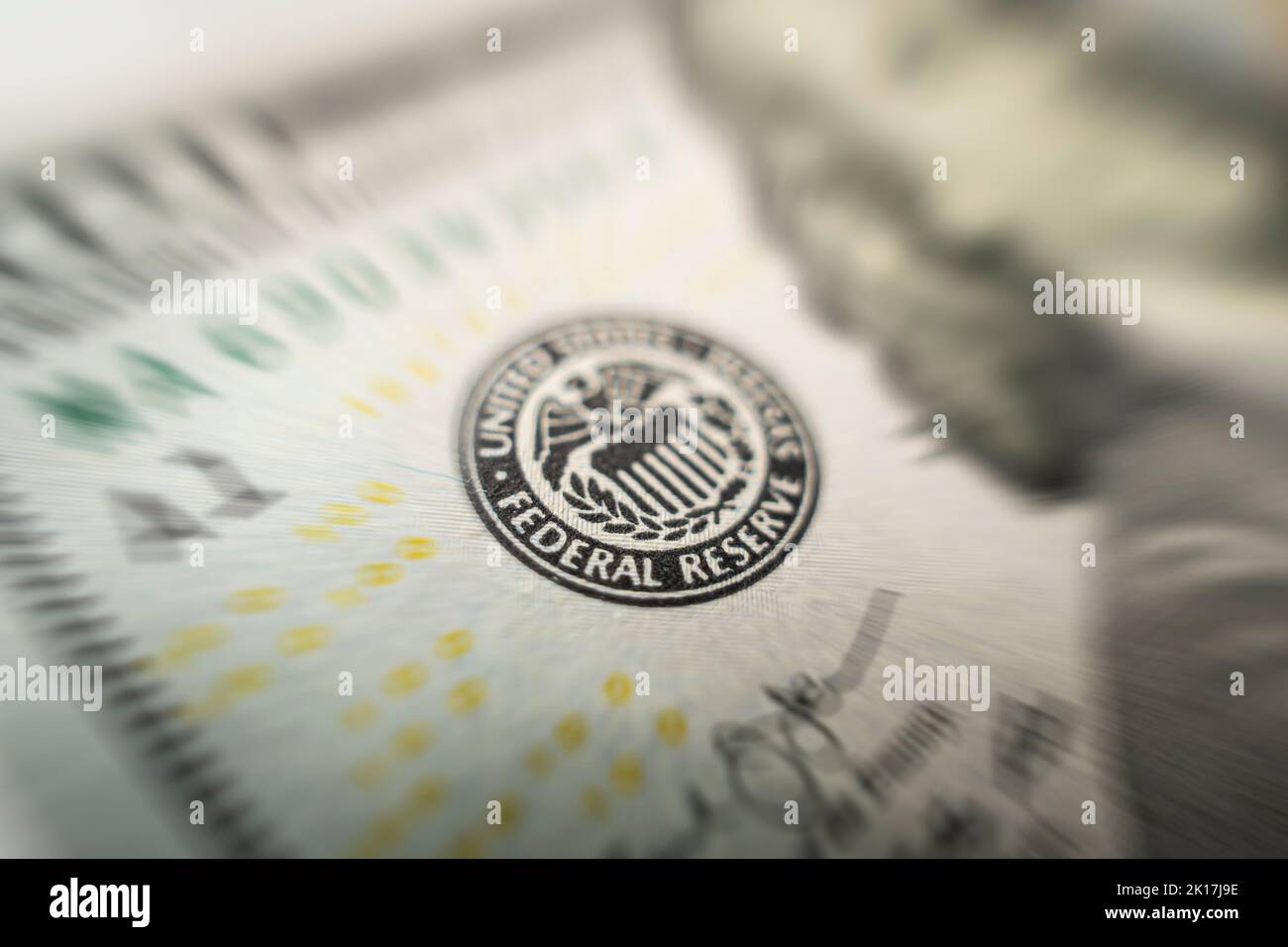 Selektive Fokussierung auf das Emblem der US-Notenbank auf Hundert-Dollar-Banknoten, da DIE FED Zinsanhebung, Wirtschaft, Inflationskontrolle, nationale Organisation in Betracht zieht Stockfoto