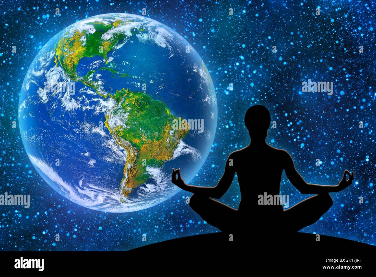 Weibliche Yoga-Figur vor Universumshintergrund und Planet Erde, Ökologie und Umweltkonzept. Stockfoto