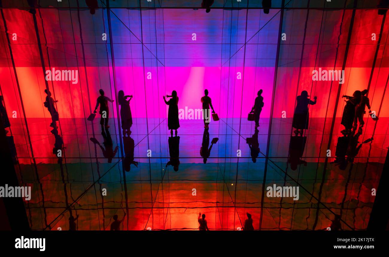 Pavilion Gallery, London, Großbritannien. 16. September 2022. Im Rahmen des London Design Festival INTO SIGHT ist eine lebensgroße Medienplattform-Installation (17-25. September), bei der Sony Design auf sensorische Effekte spielt, die einfache Grenzflächen durch wechselnde Licht-, Farb- und Klangverhältnisse in unendliche aussichten verwandeln. Der Einstieg in die Installation entfesselt eine einzigartige Reaktion; wenn Sie sich weiter in die Installation wagen, werden Sie sich der unerwarteten visuellen und akustischen Dimensionen bewusst, die sich durch Ihre Interaktionen kontinuierlich weiterentwickeln. Quelle: Malcolm Park/Alamy Live News Stockfoto