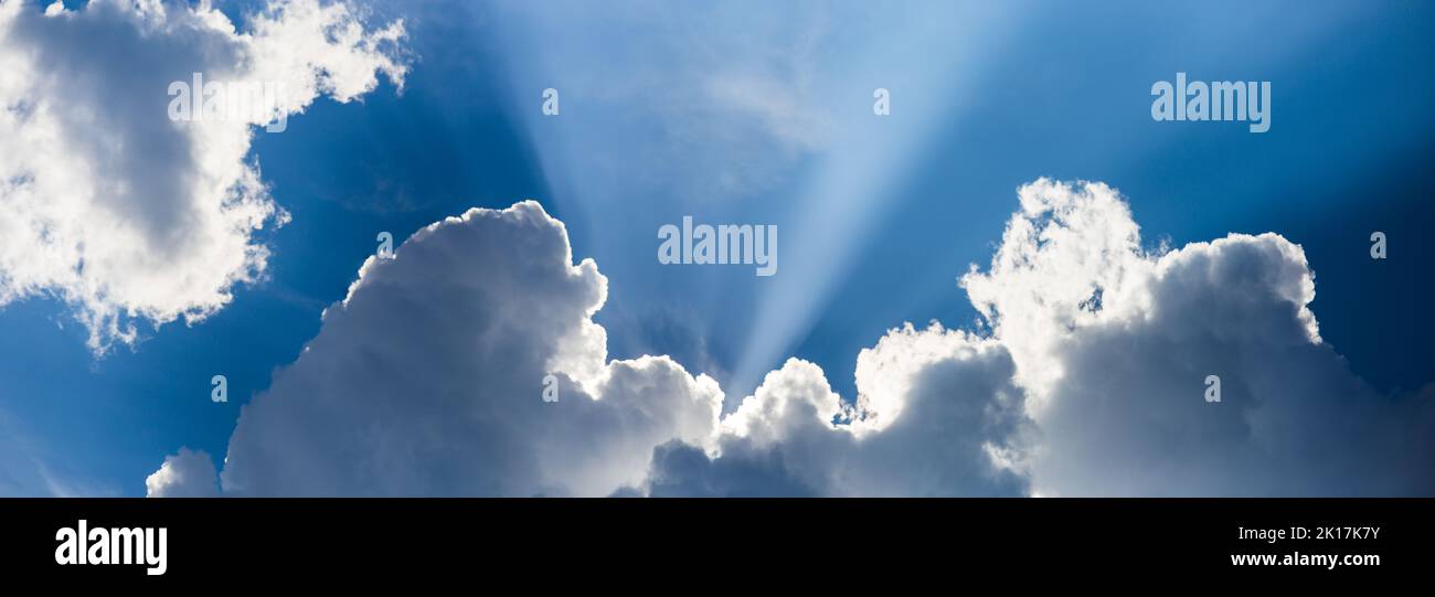 Himmel-Panorama. Schöne große Wolken am Himmel. Landschaft der Kraft des Himmels und der Natur. Speicherplatz kopieren Stockfoto