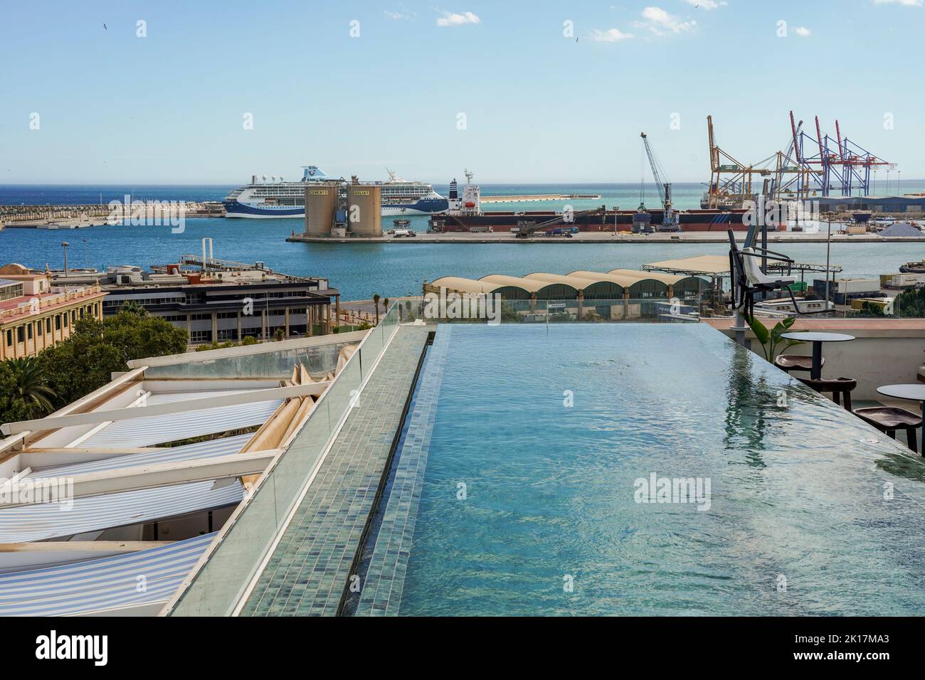 Kleiner, unendlicher Pool auf dem Dach des Hotels, mit Hafen von Malaga im Hintergrund, Costa del Sol, Andalusien, Spanien. Stockfoto