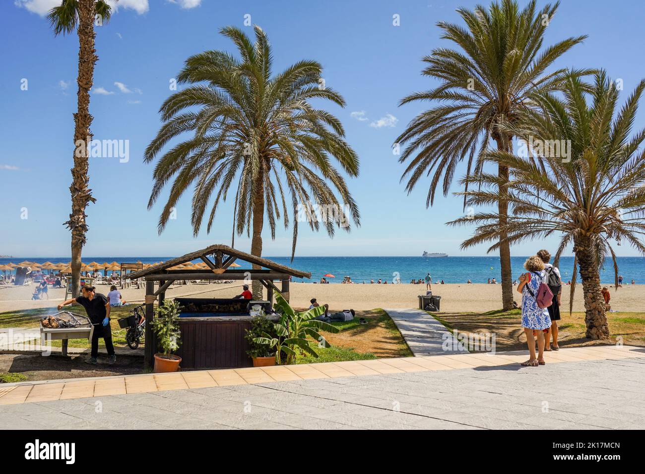 Strand La Malagueta mit Fischfutterhütte, Malaga, Costa del Sol, Andalusien, Spanien Stockfoto