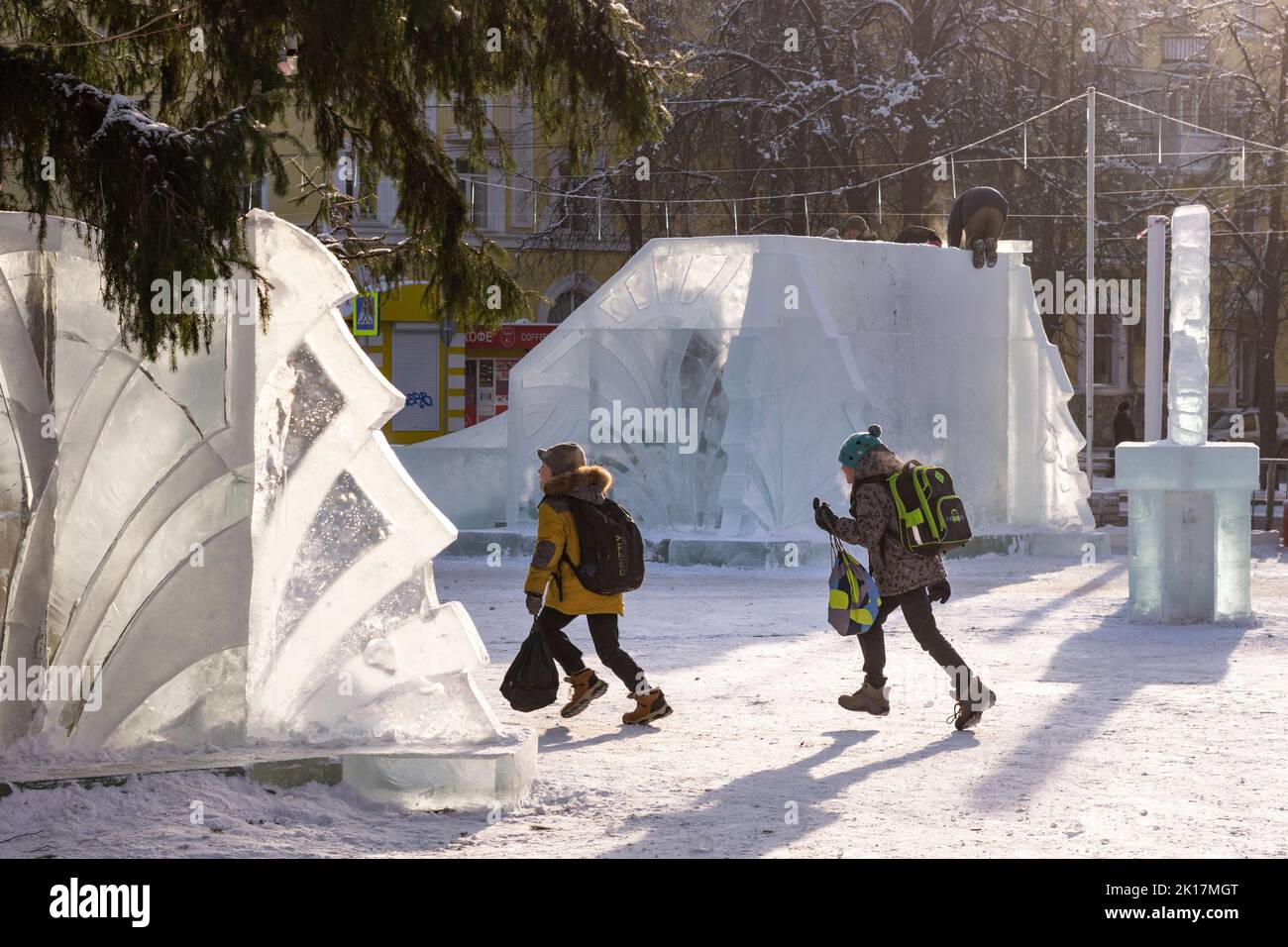 Kinder spielen zwischen Eisfiguren nach der Schule, Ufa, Russland Stockfoto