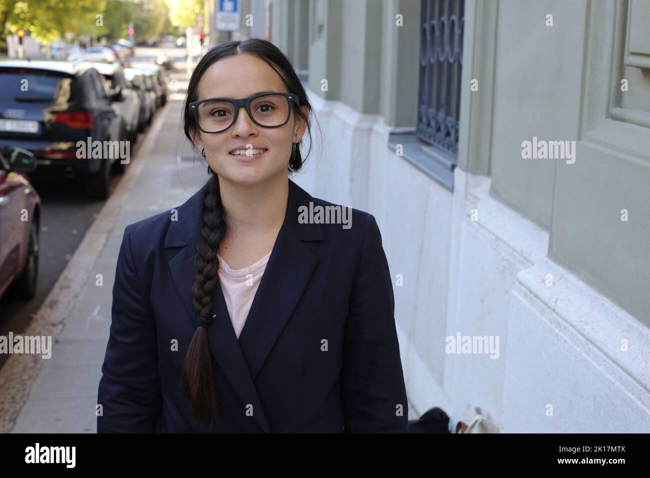 Junge hispanische Geschäftsfrau, die im Freien eine Brille trägt Stockfoto