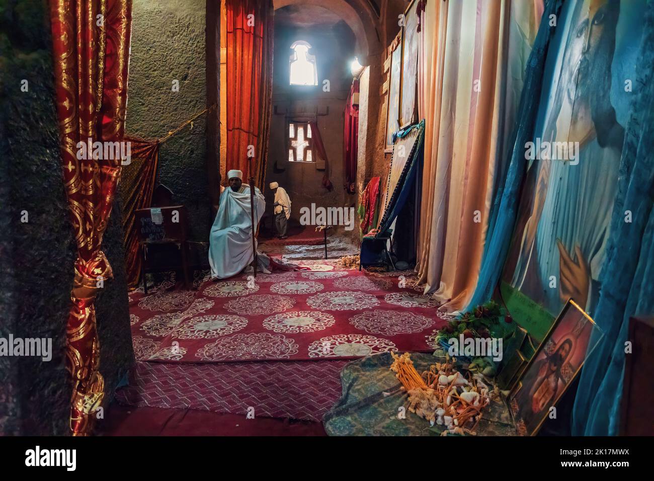 LALIBELA, Äthiopien, ab 1. Mai. 2019, Orthodoxe Christliche äthiopische Mönch in Lalibela Kirche bete Medhane Alem am 1. Mai. 2019 in Lalibela, Äthiopien Stockfoto