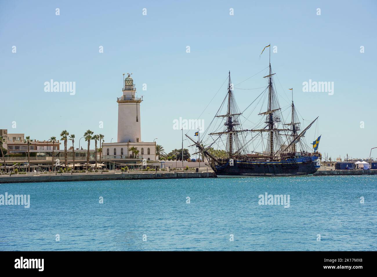 Göteborg von Schweden , Segelnachbildung am Leuchtturm im Hafen von Malaga, Spanien. Stockfoto