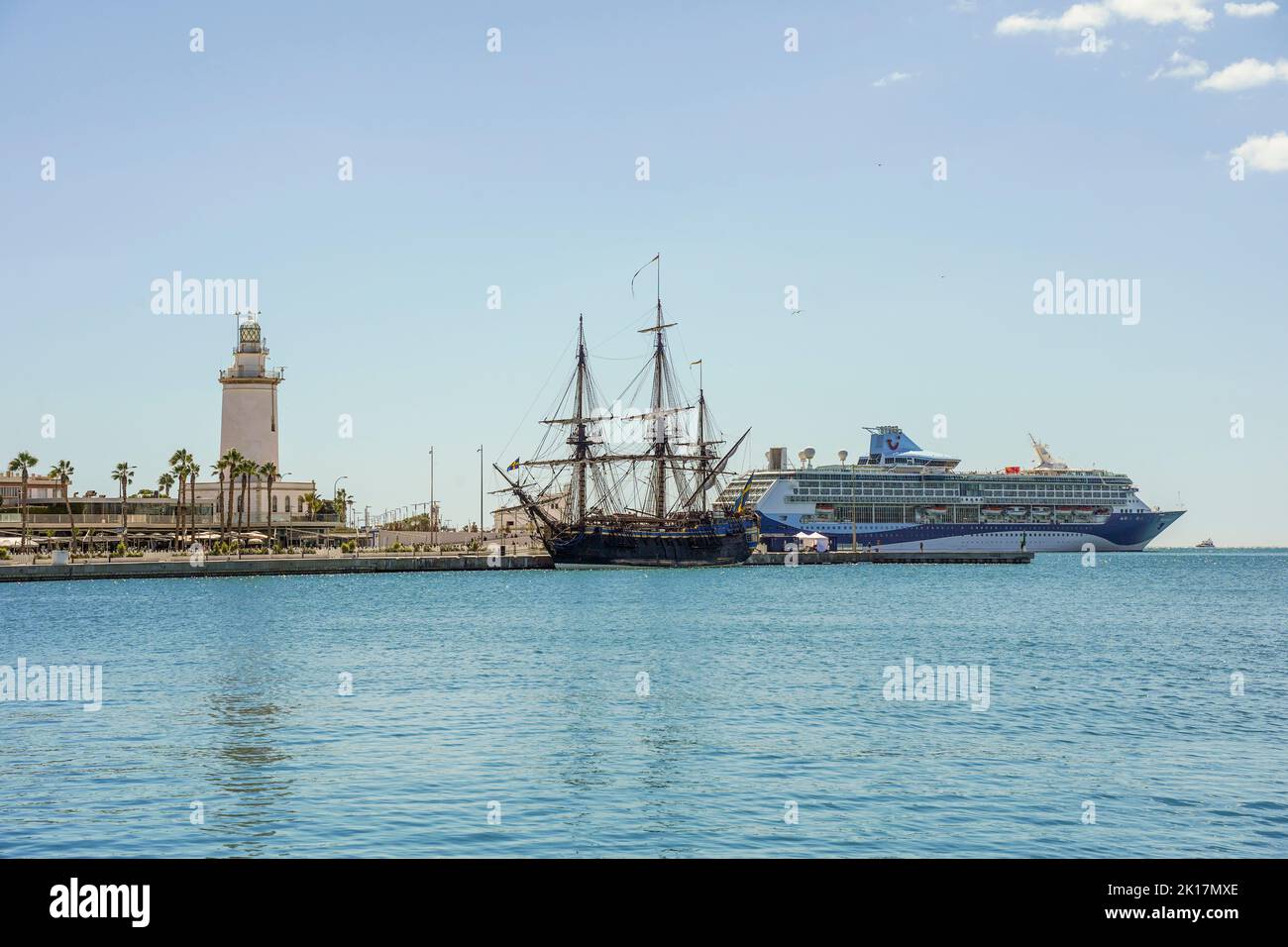 Göteborg von Schweden , Segelnachbildung am Leuchtturm im Hafen von Malaga, Spanien. Stockfoto