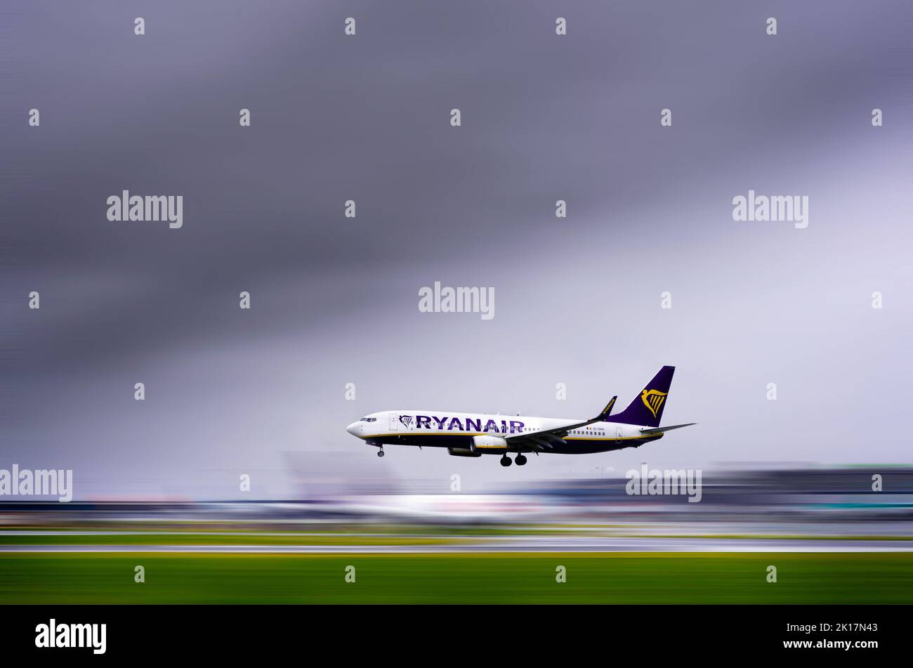 Dublin, Irland - 07 27 2021: Ryanair-Flugzeug bereitet sich auf die Landung am internationalen Flughafen Dublin vor. Stockfoto