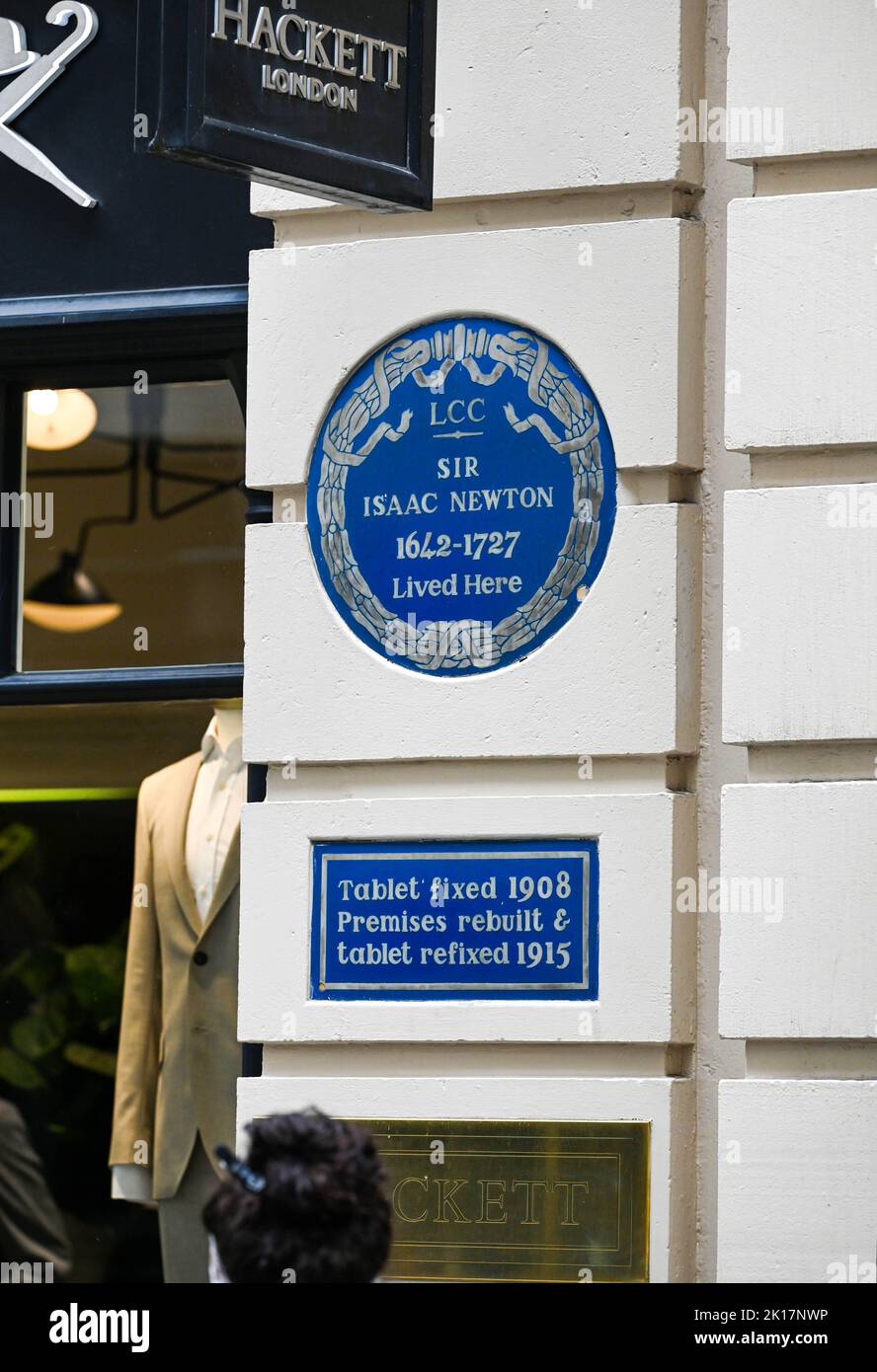 London Views - Blaue Plakette zum Gedenken an den Philosophen Sir Isaac Newton in der Jermyn Street 87, St James's, London SW1Y 6JP Stockfoto