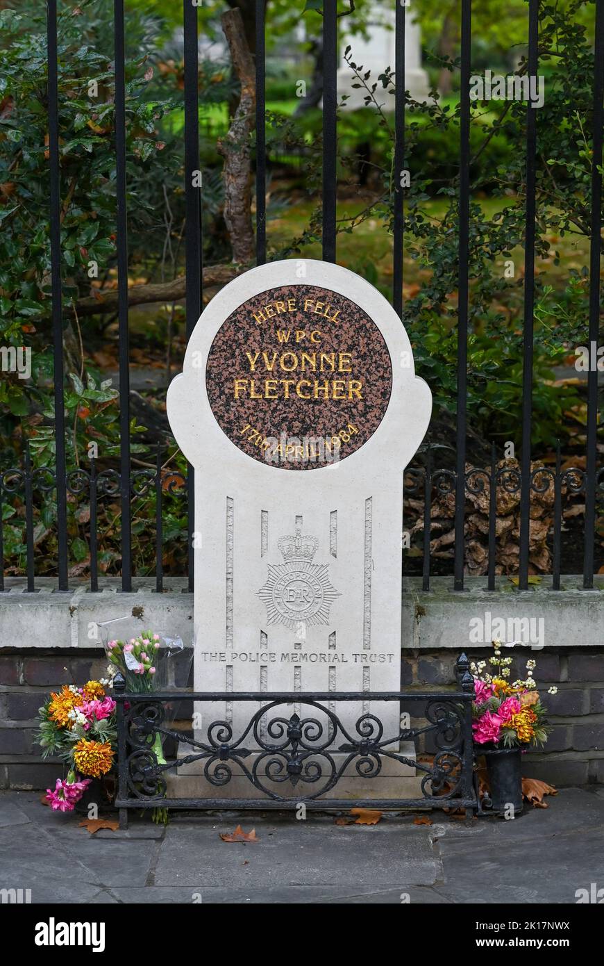 Denkmal für WPC Yvonne Fletcher auf dem St. James's Square London der britische PC Fletcher, 25, wurde am 17. April 1984 während eines Protestes von Anti-Gaddafi-Aktivisten vor der libyschen Botschaft getötet. Stockfoto