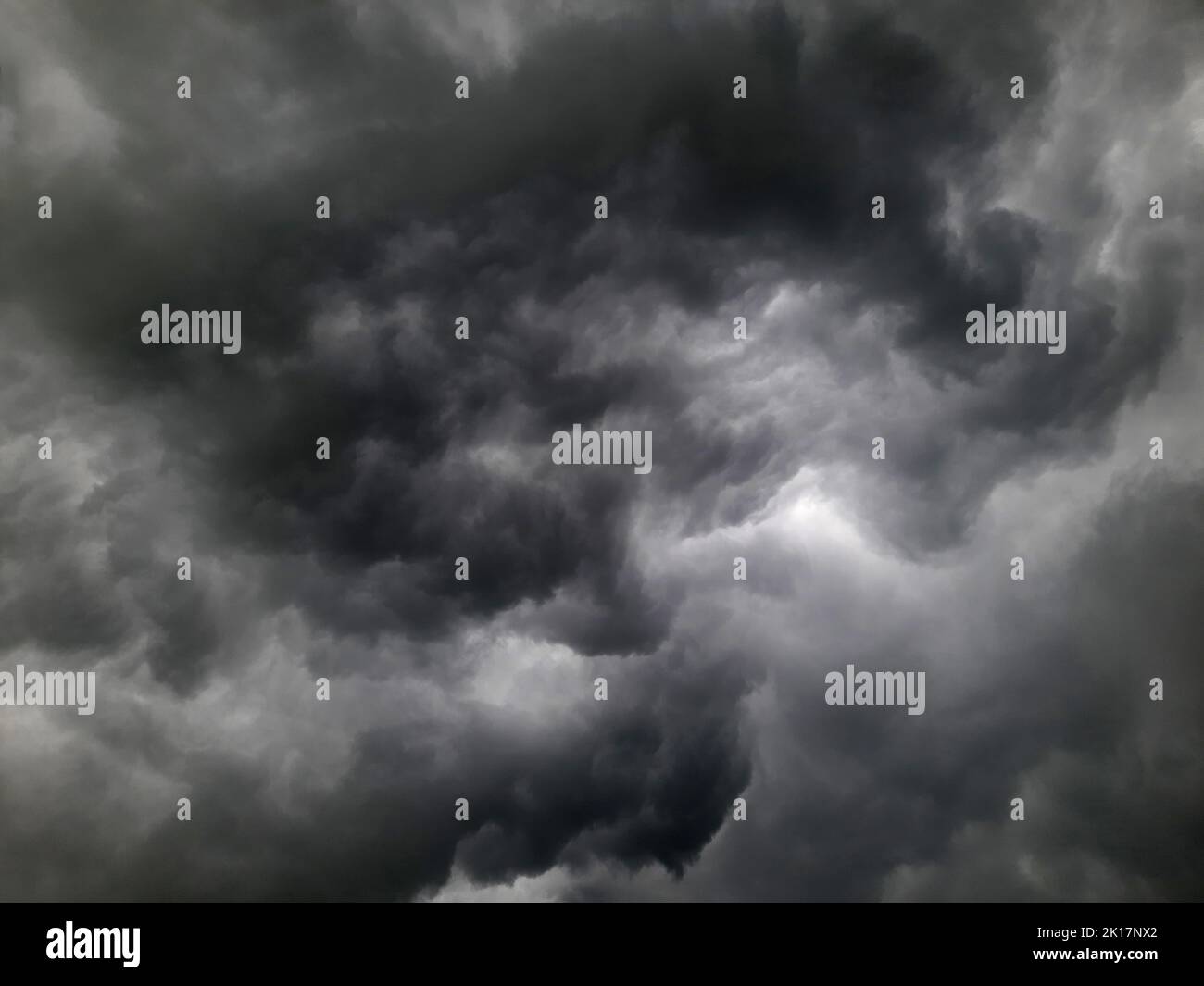 Der Himmel mit dunklen Gewitterwolken am Pune State Maharashtra India 09 03 2022 Stockfoto