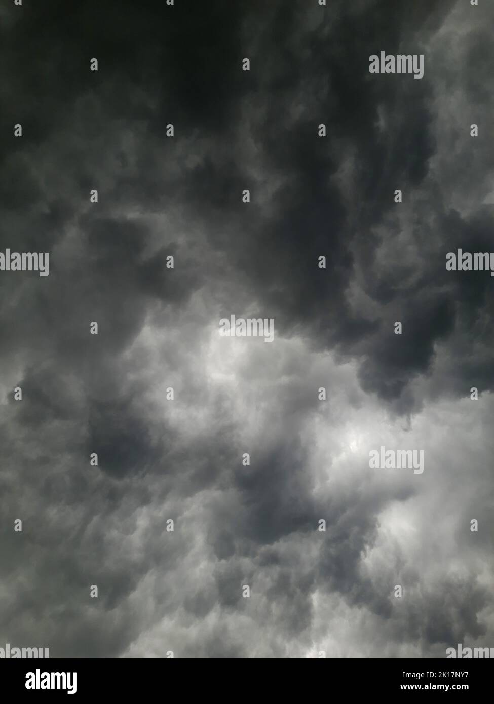 Der Himmel mit dunklen Gewitterwolken am Pune State Maharashtra India 09 03 2022 Stockfoto