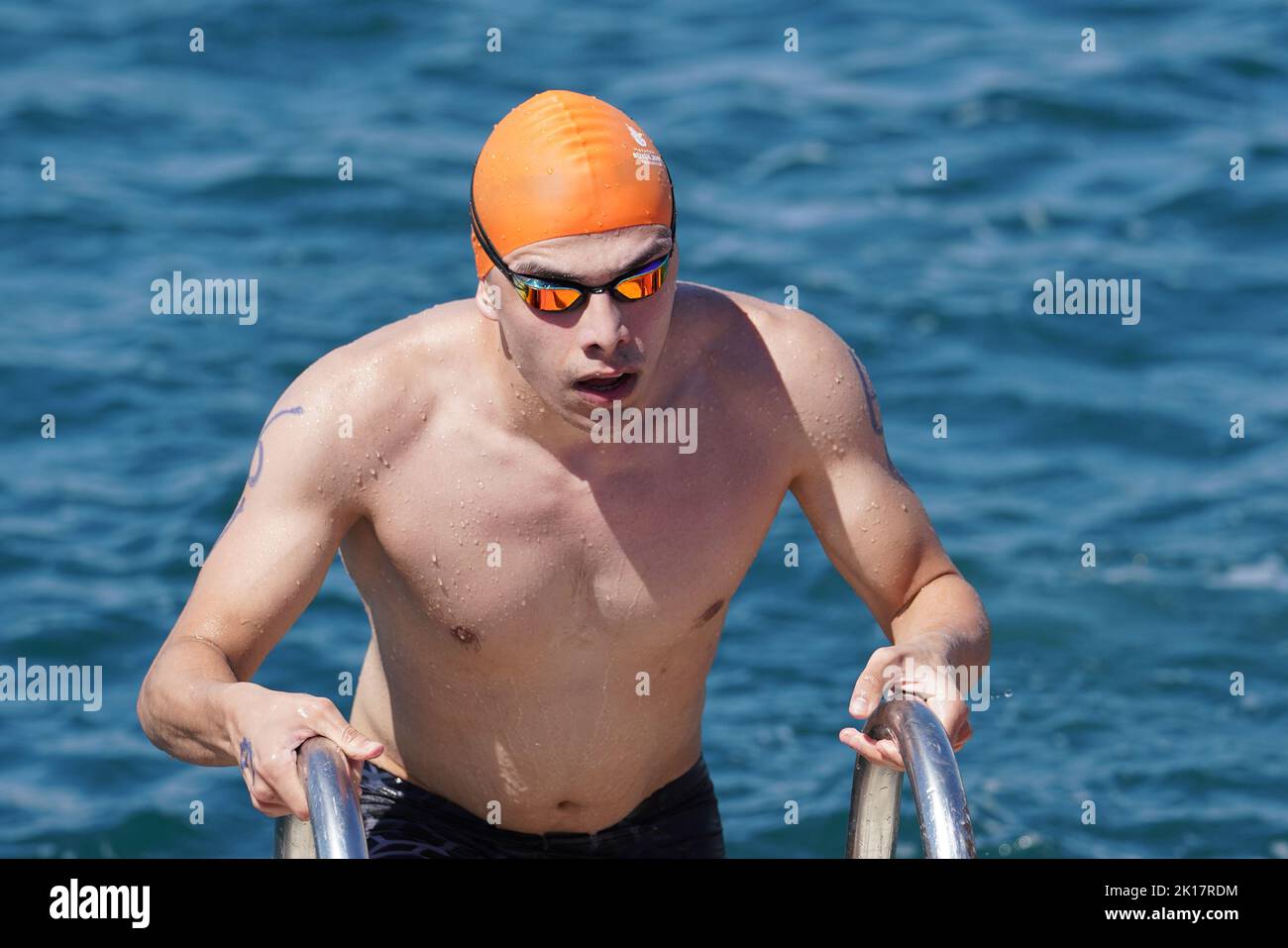 ISTANBUL, TURKIYE - 03. JULI 2022: Undefinierter Athlet, der während des Maltepe Water Sports Festivals beim Schwimmrennen teilnimmt Stockfoto