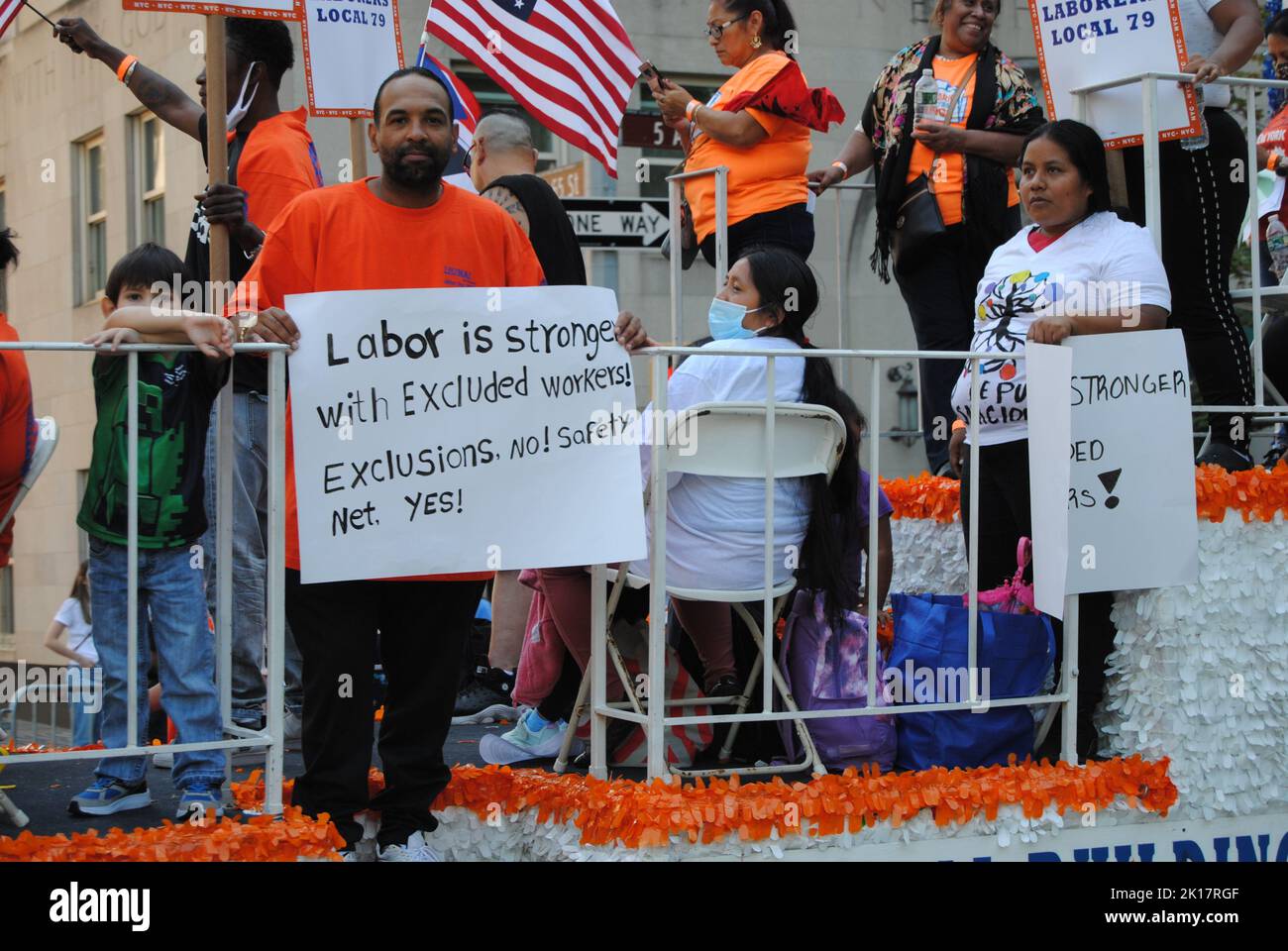 New York City, NY, USA - 10 2022. September: Die Parade zum Labor Day und der März: „Die Arbeit ist stärker mit ausgegrenzten Arbeitnehmern! Ausschlüsse, NEIN! Sicherheitsnetz, JA!“ Stockfoto