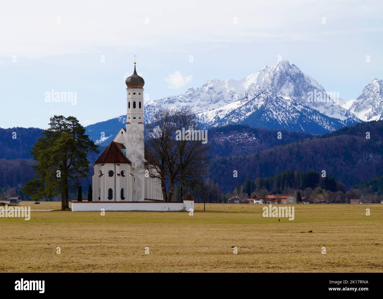 Malerische Barockkirche St. Coloman in Schwangau in den verschneiten bayerischen Alpen in Schwangau (Allgäu, Bayern, Deutschland) Stockfoto