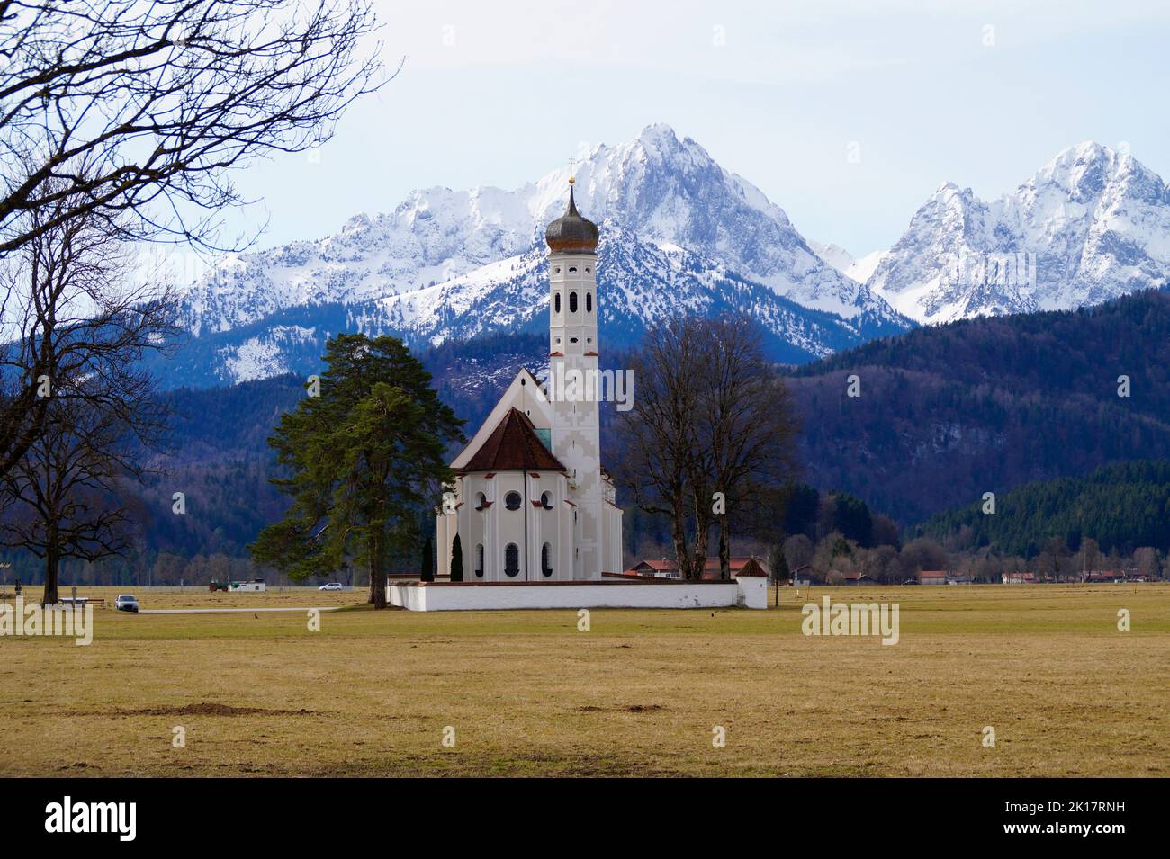 Malerische Barockkirche St. Coloman in Schwangau in den verschneiten bayerischen Alpen in Schwangau (Allgäu, Bayern, Deutschland) Stockfoto