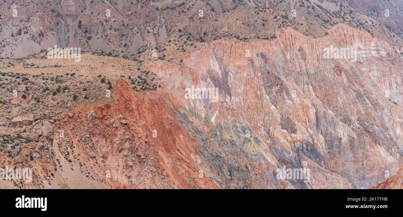 Landschaftsansicht des farbenfrohen Berghandes im Iskander darya Flusstal nahe dem Iskanderkul See, Fann Mountains, Sughd Region, Tadschikistan Stockfoto