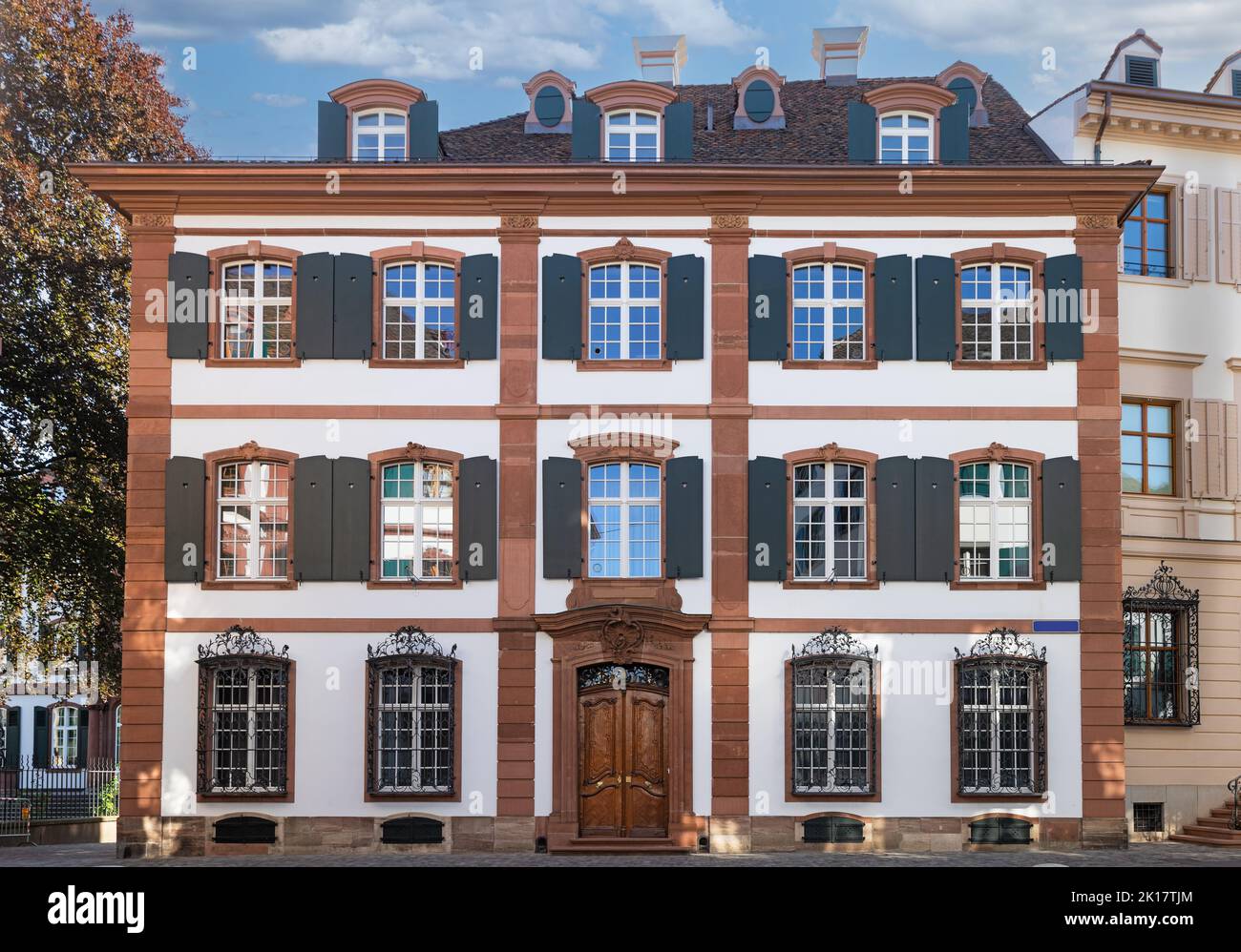 Gebäude mit schönen Fenstern in Basel Schweiz Stockfoto