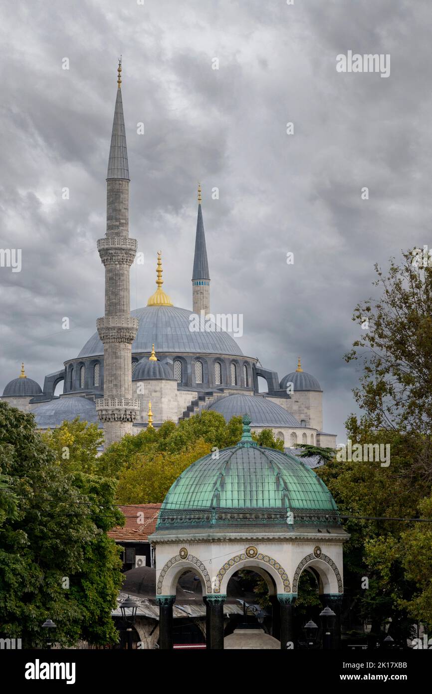 Türkei, Istanbul, Sultanahmet, Hippodrom, Kaiser-Wilhelm-Brunnen und Minarette der Sultanahmet-Moschee. Stockfoto