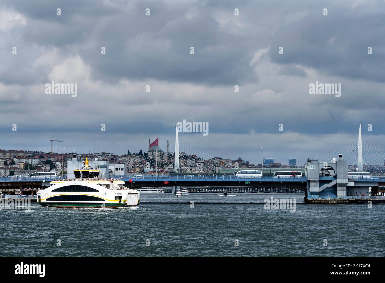 Türkei, Istanbul, Eminönü, Blick zur Galatabrücke, dass die Pylone der neuen Metrobrücke über das Goldene Horn Stockfoto