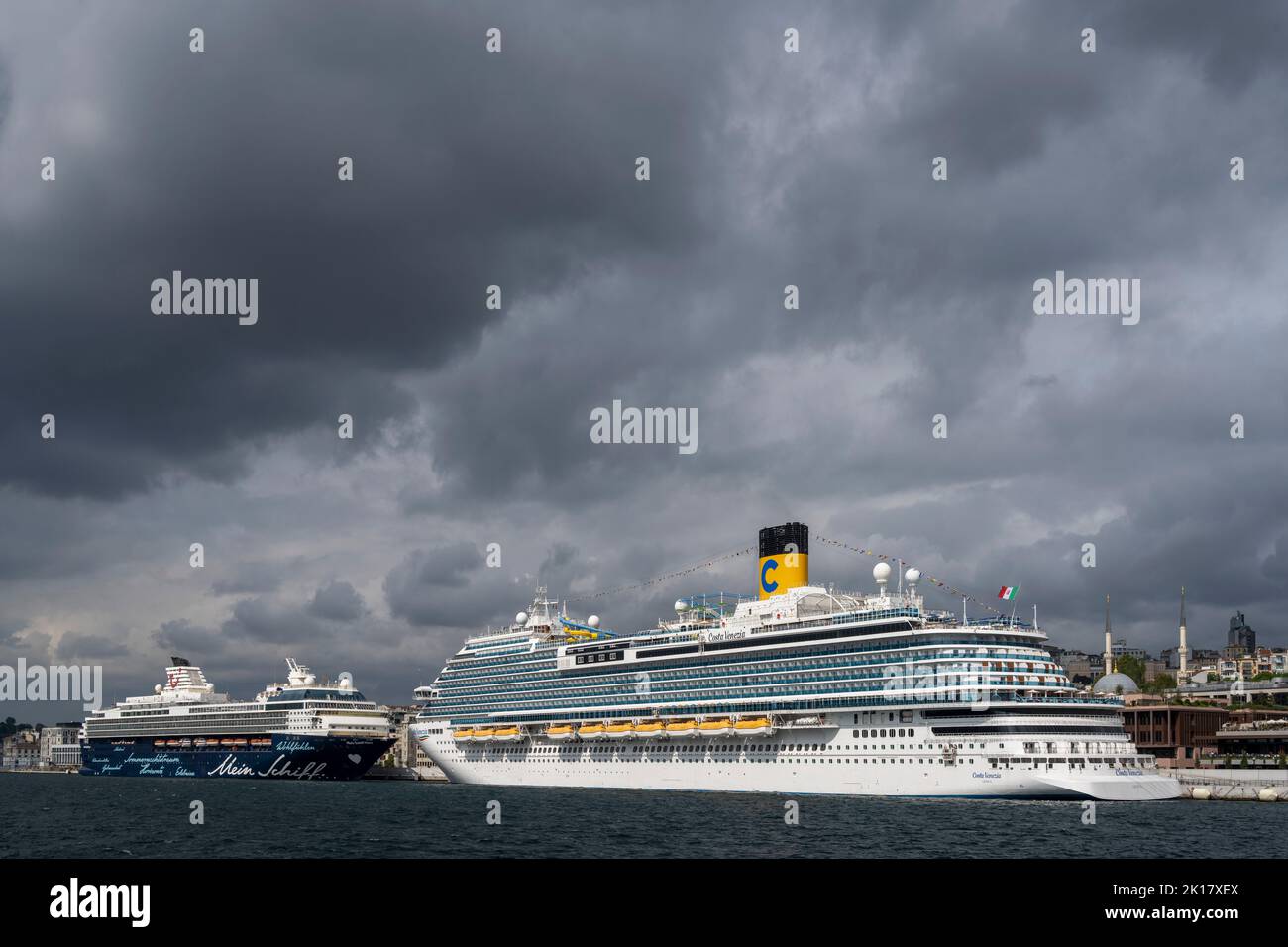 Türkei, Istanbul, Kreuzfahrtschiffe am Pier im Stadtteil Karaköy Stockfoto