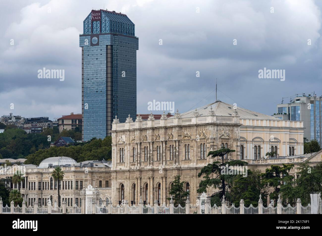Türkei, Istanbul, Ciragan-Palace mit dem Turm des Süzer Plaza Ritz-Carlton Stockfoto