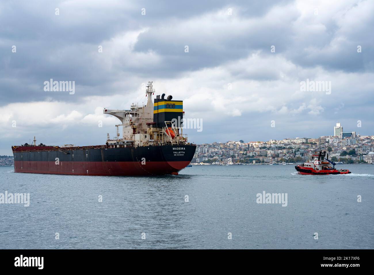 Türkei, Istanbul, Frachtschiff am Bosporus Stockfoto