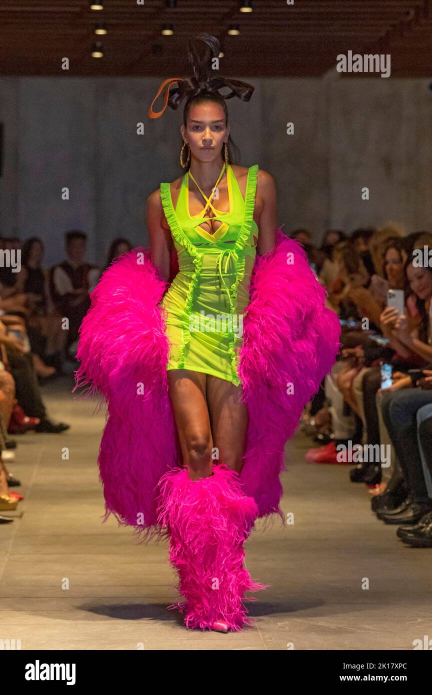 Ein Model geht auf der Christian Cowan Modenschau im September 2022 auf die Piste New York Fashion Week: Die Shows in der Vandam Street 100 in New York City. Stockfoto