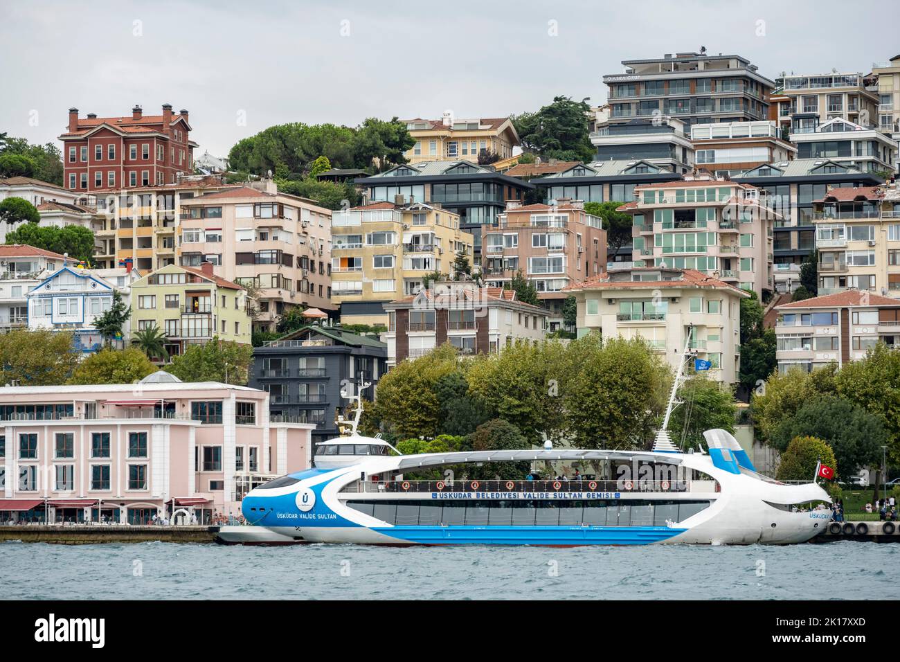 Türkei, Istanbul, Üsküdar, modernes Fährschiff Stockfoto