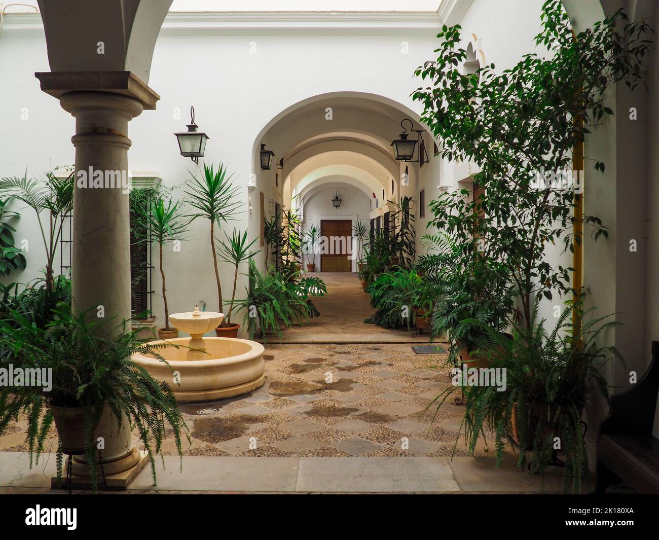 Innenansicht des typisch andalusischen Patio mit Pflanzen und Brunnen in Sevilla Stockfoto