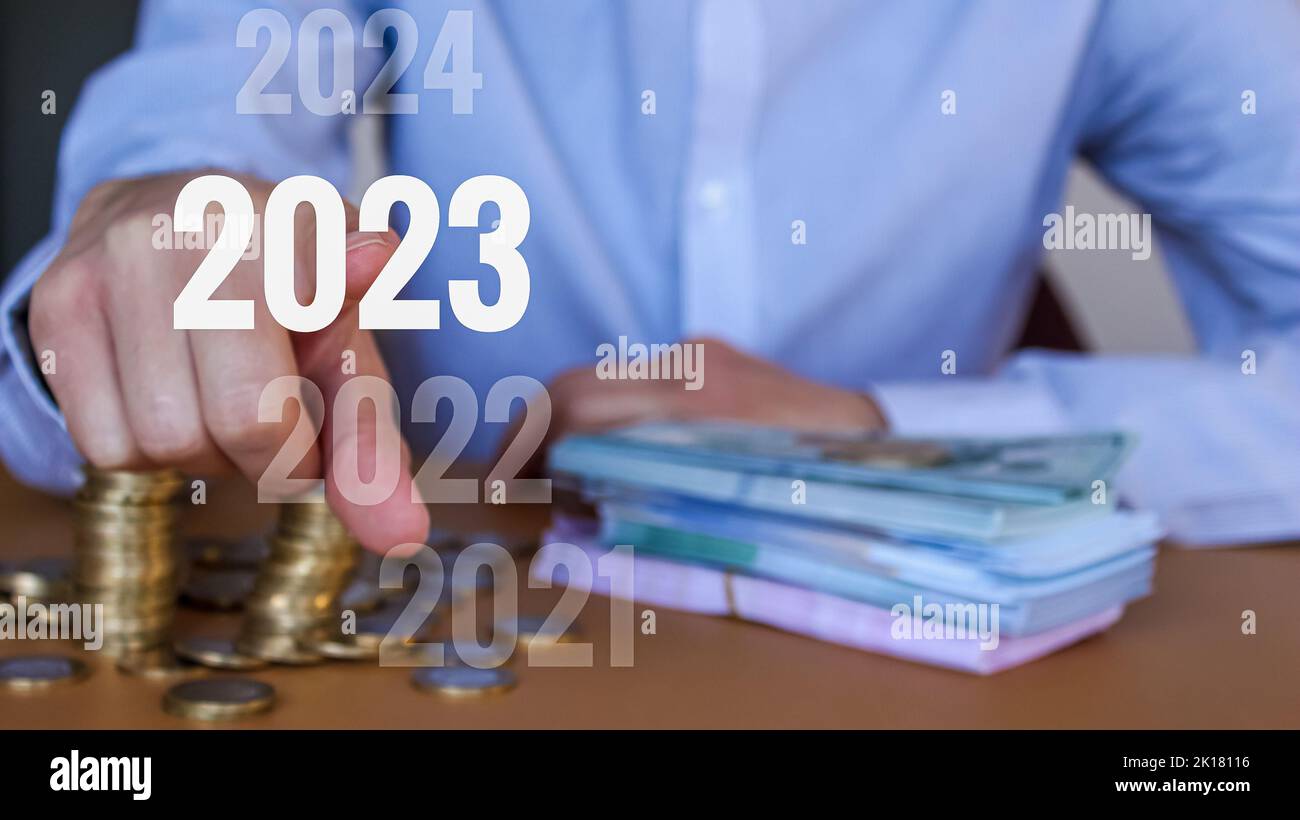 2023 Ziele und Ziele. Geschäftsjahr 2023. Geschäftsmann zeigt auf neues Jahr. Stockfoto