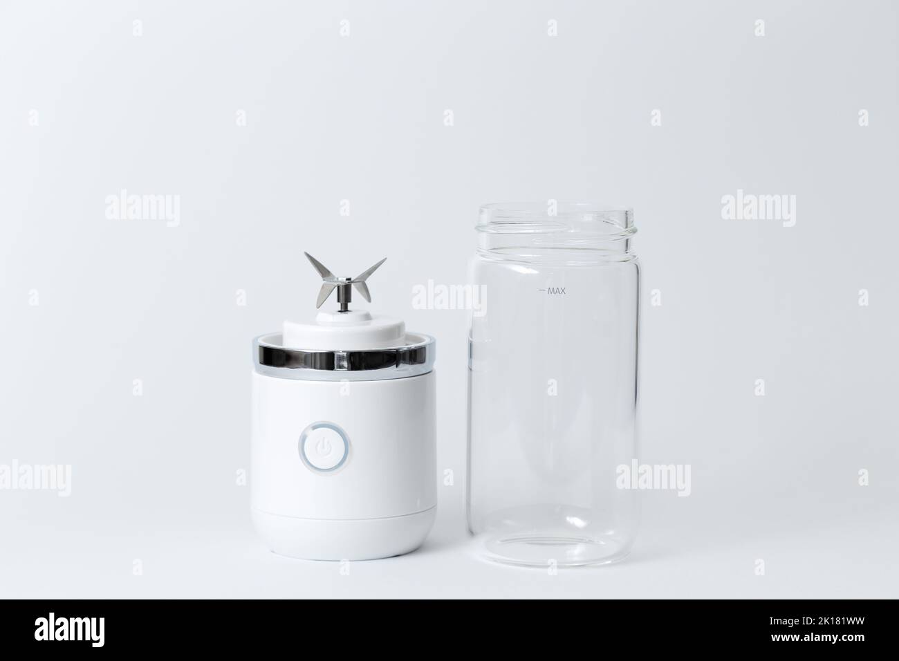 Tragbarer kleiner Mixer für die Zubereitung von Smoothie isoliert auf weißem Hintergrund. Stockfoto