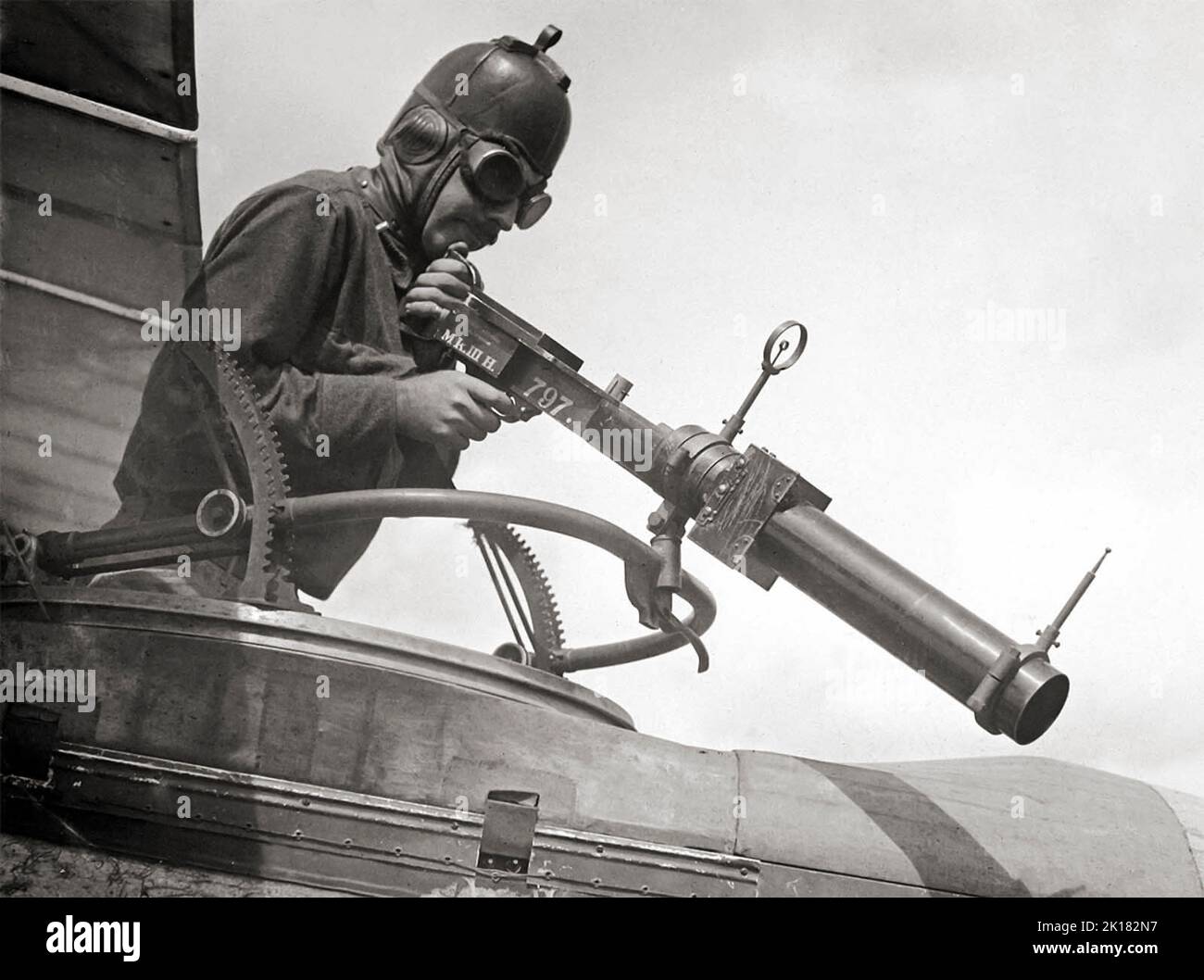 Ein Luftgewehrkanone mit einer Hythe Mk III Gun Camera während der Trainingsaktivitäten im Ellington Field, Houston, Texas, im April 1918. Die Mk III, gebaut, um die Größe, Handhabung und das Gewicht einer Lewis Gun zu entsprechen, wurde während des Trainings verwendet und nahm ein Foto auf, wenn der Abzug gezogen wurde. Während einer Besprechung könnte ein Ausbilder die Auszubildenden zu besseren Zielstrategien coachen. Stockfoto