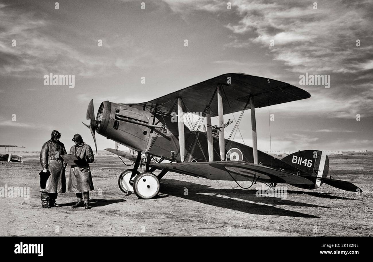 Kapitän Ross-Smith (links) und Beobachter der 1. Squadron A.F.C. Palästina, 1918 mit ihrem Bristol F.2 Fighter, einem zweisitzigen britischen Doppeldecker-Kämpfer und Aufklärungsflugzeug aus dem Ersten Weltkrieg, das oft als „Biff“ bezeichnet wird. Stockfoto