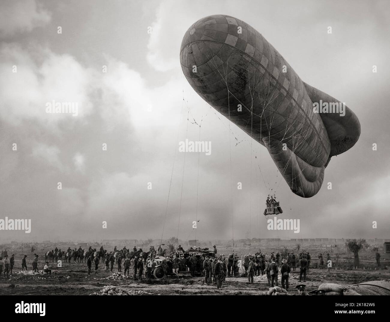 Ein britischer Beobachtungsballon startete 1917 in der Nähe von Ypern, Belgien, um feindliche Artillerie zu erspähen. Die Ballons wurden mit Wasserstoffgas gefüllt, dessen brennbare Natur zur Zerstörung von Hunderten von Ballons auf beiden Seiten führte. Normalerweise wurden Ballons an ein Stahlkabel gebunden, das an einer Winde befestigt war, die den Gasbeutel auf die gewünschte Höhe (normalerweise 1.000-1.500 Meter) rollte und ihn am Ende einer Beobachtungssitzung wieder abholte. Stockfoto