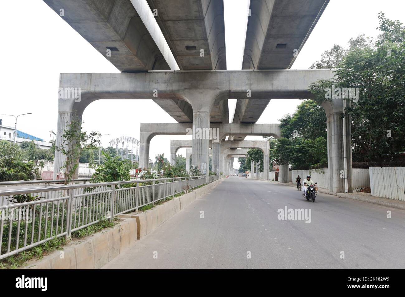 Dhaka, Bangladesch - 16. September 2022: Die Arbeiten der ersten Metrolinie Bangladeschs von Diabari nach Agargaon befinden sich fast in der Endphase. Beautifi Stockfoto