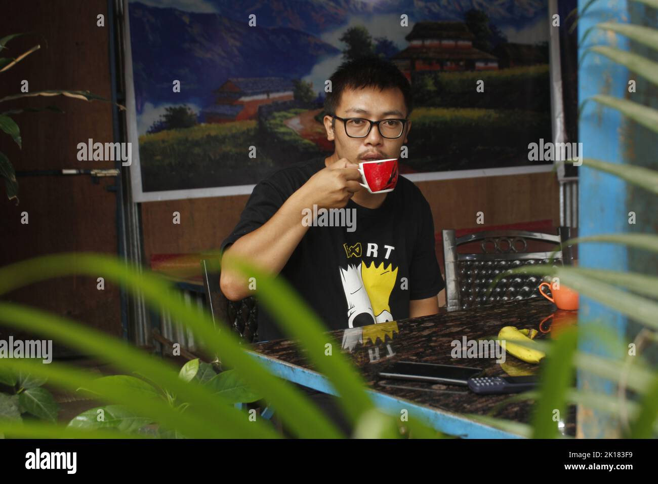 Ein gutaussehender yong-Mann trinkt Tee, trinkt Tee und isst Obst Stockfoto