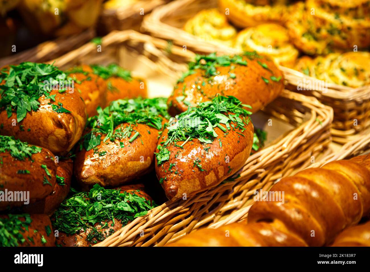 Mix aus verschiedenen frischen Backwaren, Gebäck, kleine Torte in den Regalen der Bäckerei. Stockfoto