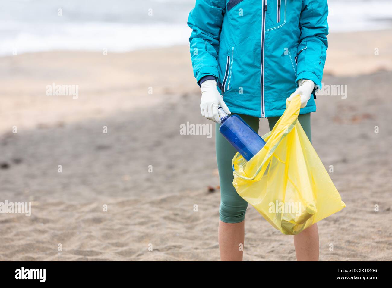 Ernte unkenntlich weibliche Freiwillige Reinigung Strand von Müll Stockfoto