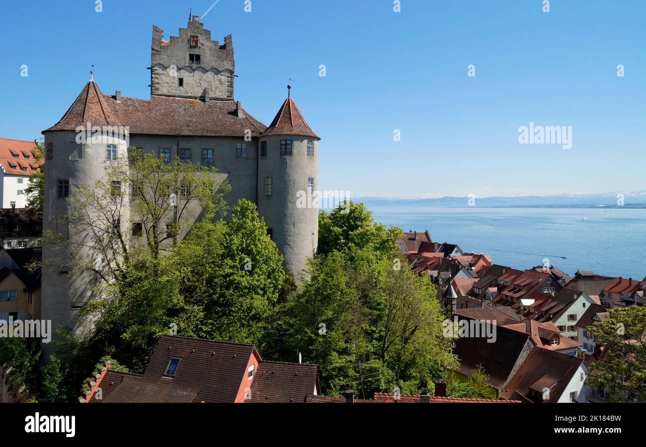 Nordwestliche Seite der schönen und romantischen mittelalterlichen Meersburg oder Burg Meersburg, Bodensee (Bodensee) im Hintergrund (Deutschland) Stockfoto