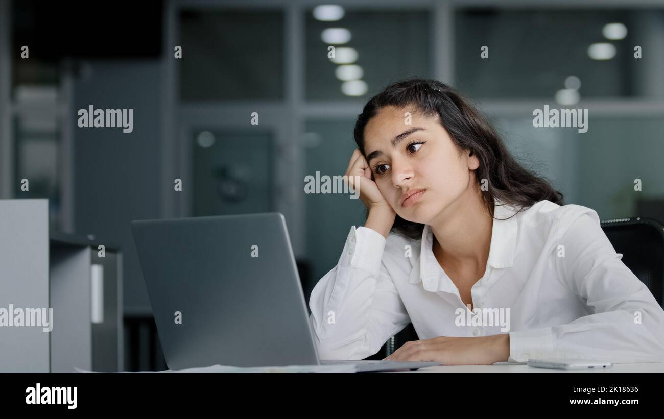 Junge aufgeregt Frau verlieren Online-Glücksspiel verärgert weibliche Büroangestellte arbeitet auf Laptop frustriert wegen plötzlicher Trennung Internet Stockfoto