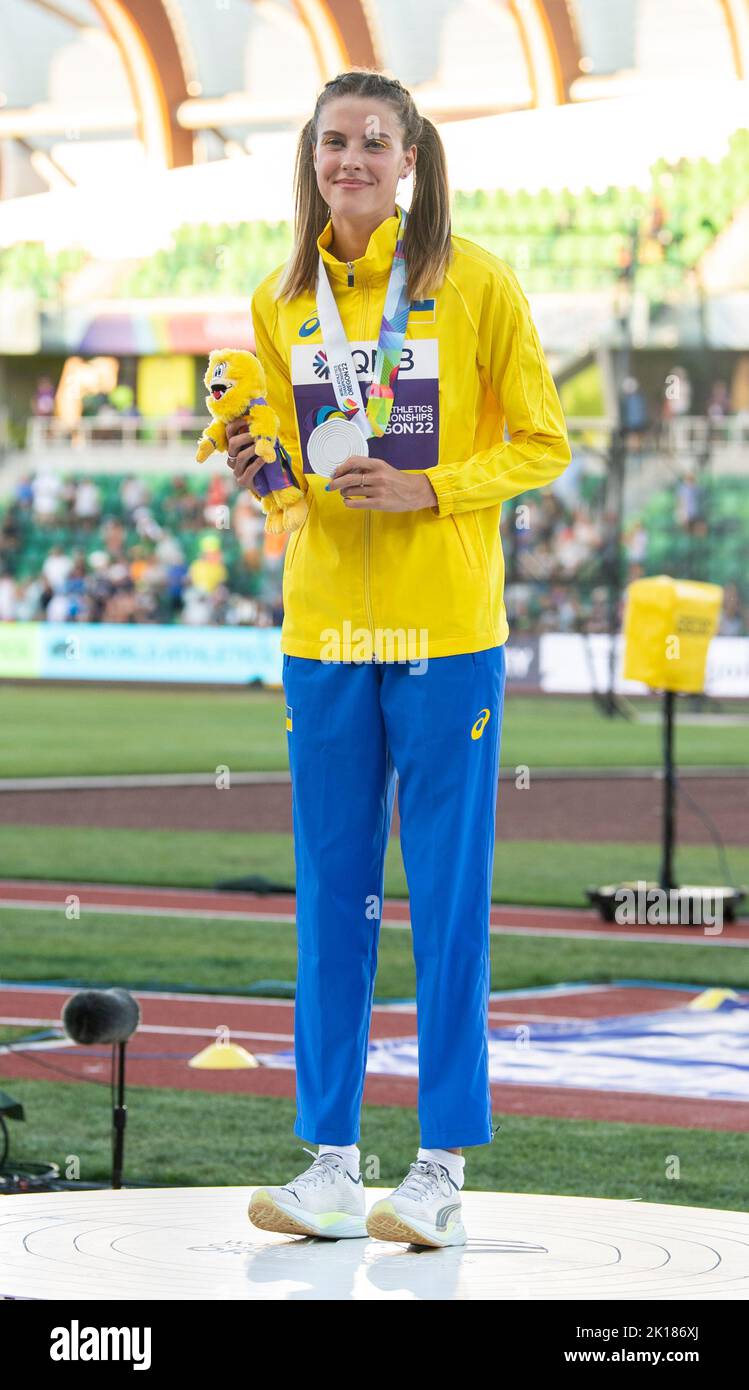 Yaroslava Mahuchikh aus der Ukraine überreicht die Silbermedaille für