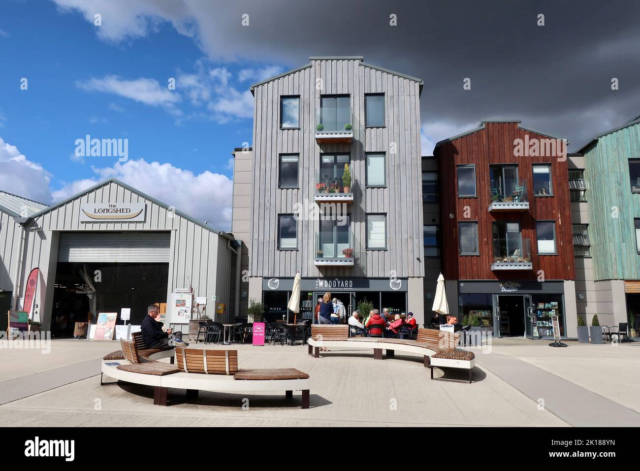 Woodbridge, Suffolk, Großbritannien - 16. September 2022 : Whisstocks Square Geschäfte und Cafés. Stockfoto