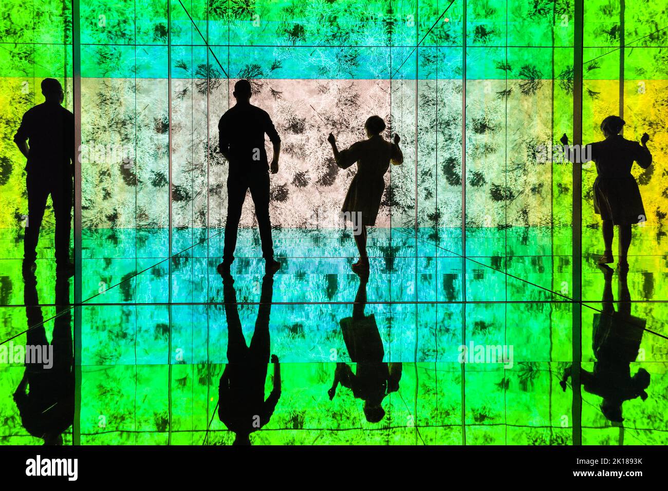 London, Großbritannien. 16. September 2022. Festivalmitarbeiter posieren mit der Installation. INTO SIGHT lädt das Publikum beim London Design Festival ein, in eine groß angelegte Installation zu treten, die als sensorische Erfahrung konzipiert wurde. Die Crystal LED-Anzeigesysteme von Sony werden neben generativem Sound, durchsehbaren Glaswänden und Spiegeln eingesetzt. Dieses Jahr feiert das London Design Festival sein 20.-jähriges Bestehen und kehrt ab dem 17-25. September 2022 in die Hauptstadt zurück. Kredit: Art Press/Alamy Live Nachrichten Stockfoto