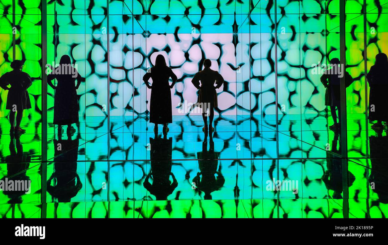 London, Großbritannien. 16. September 2022. Festivalmitarbeiter posieren mit der Installation. INTO SIGHT lädt das Publikum beim London Design Festival ein, in eine groß angelegte Installation zu treten, die als sensorische Erfahrung konzipiert wurde. Die Crystal LED-Anzeigesysteme von Sony werden neben generativem Sound, durchsehbaren Glaswänden und Spiegeln eingesetzt. Dieses Jahr feiert das London Design Festival sein 20.-jähriges Bestehen und kehrt ab dem 17-25. September 2022 in die Hauptstadt zurück. Kredit: Art Press/Alamy Live Nachrichten Stockfoto