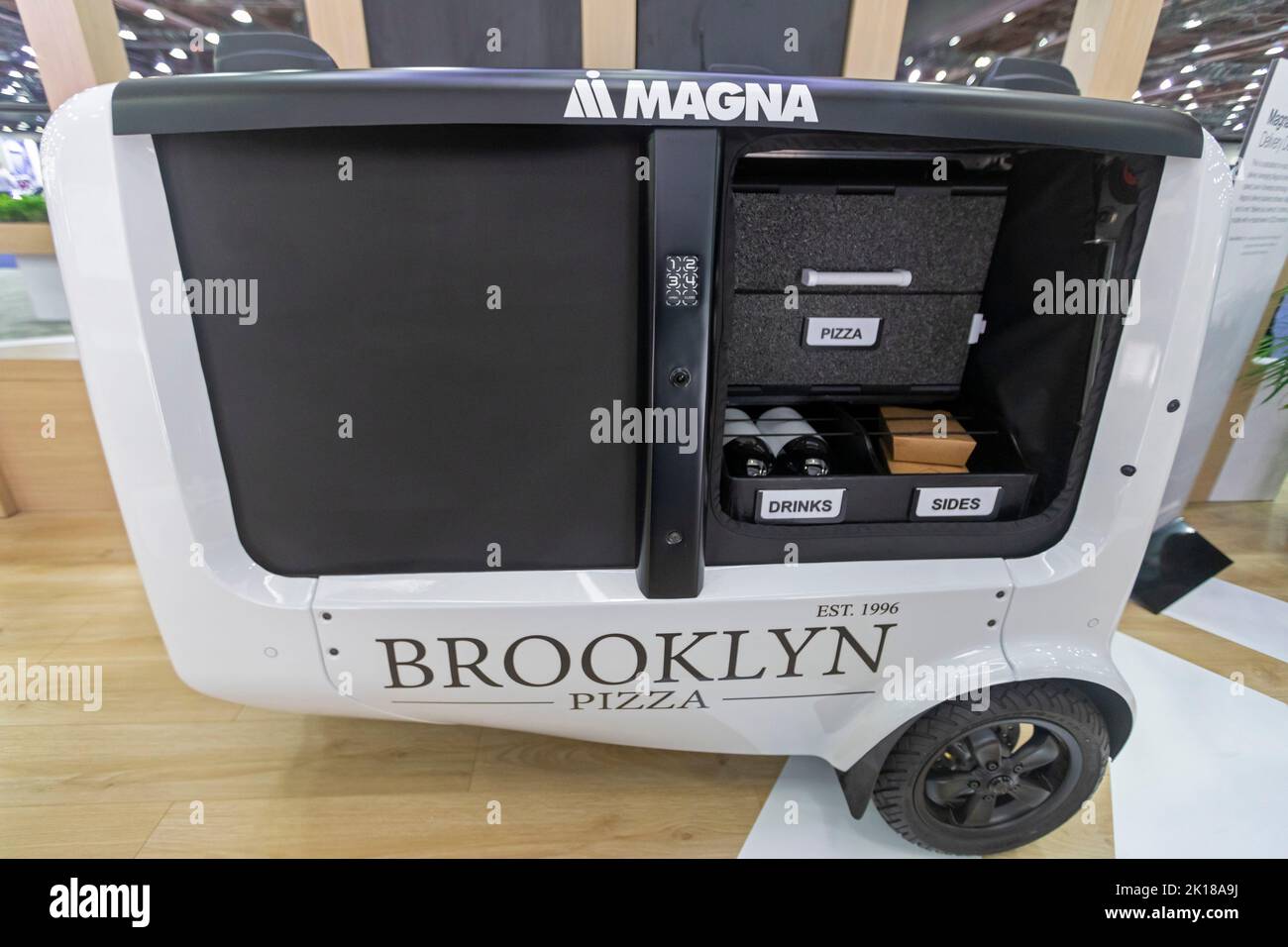 Detroit, Michigan, USA. 15. September 2022. Ein selbstfahrendes elektrisches Lieferfahrzeug von Magna, das auf der North American International Auto Show ausgestellt ist. Kredit: Jim West/Alamy Live Nachrichten Stockfoto