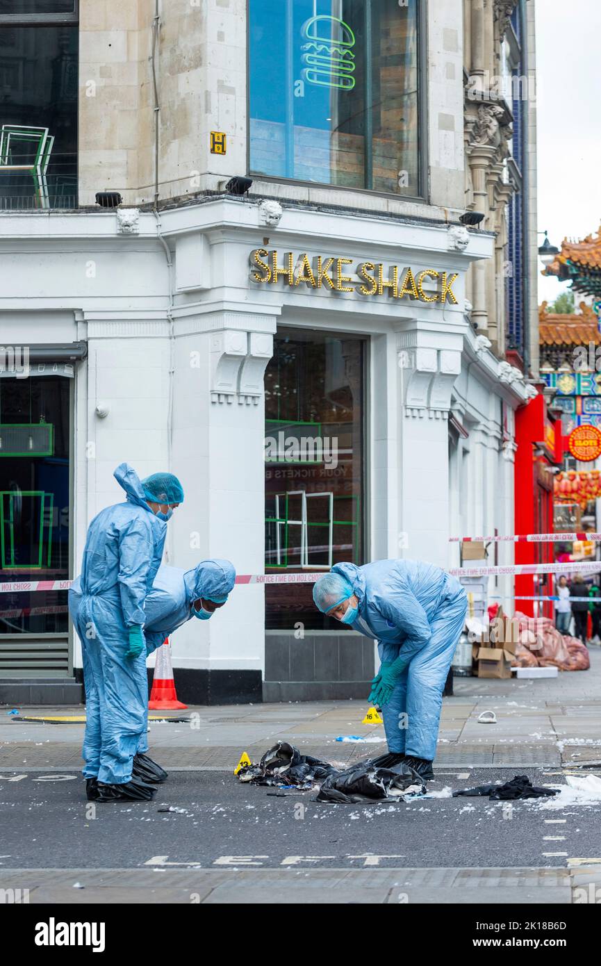 London, Großbritannien. 16. September 2022. Forensik-Beamte inspizieren Beweise an einem Tatort in der Coventry Street, neben Leicester Square und Chinatown. Es wurde berichtet, dass zwei Polizisten erstochen wurden und sich im Krankenhaus befinden. Ein Mann in seinen 20s Jahren wurde wegen des Verdachts auf schwere Körperverletzung und des Angriffs auf einen Nothelfer in einem Vorfall, der heute Morgen um 6am Uhr stattfand, verhaftet. Kredit: Stephen Chung / Alamy Live Nachrichten Stockfoto