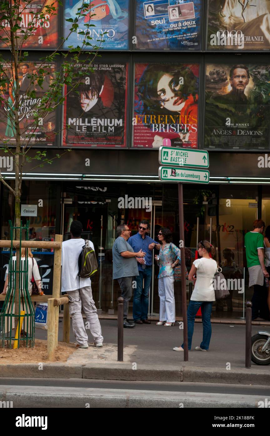 Paris, Frankreich, Crowd People, Kunden stehen, warten vor dem französischen MK2-Kino, Eingang, Front Cinema Poster, Straßenszene, Cineplex-Filmplakate Stockfoto
