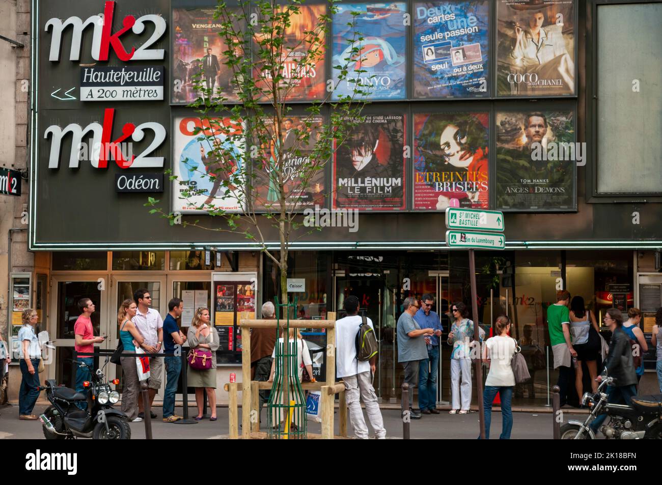 Paris, Frankreich, große Menschenmengen, wartende Kunden, stehen vor dem französischen MK2-Kino, Eingang, Kino-Poster vorne, Straßenszene, Cineplex-Filmplakate Stockfoto