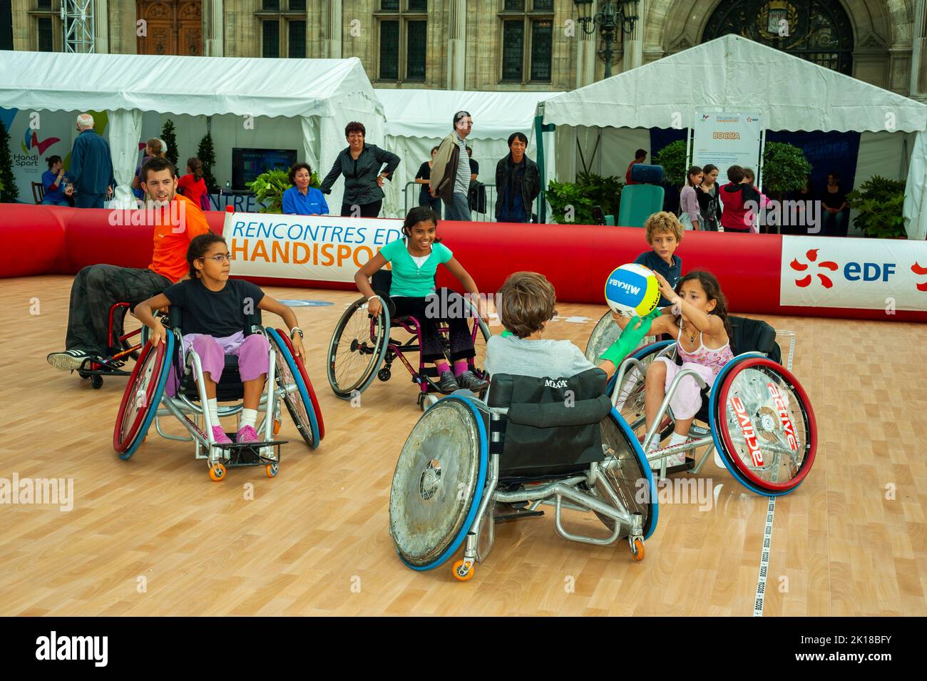 Paris, Frankreich - Französisch Behinderte Athleten, die Erziehung von Kindern in Karate-Klasse in Paris "Rencontres EDF Handisport". Mann ohne Beine. Stockfoto